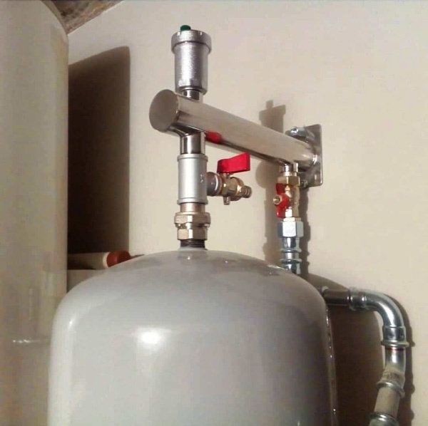 Место установки расширительного бака в системе отопления, где ставить в открытой, куда ставится в закрытой, как поставить бачок