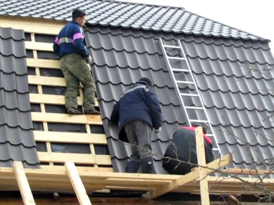 Как делать покрытие крыши металлочерепицей – особенности правильной укладки
