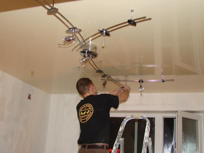 Как крепить люстру к натяжному потолку, если он уже натянут: пошагово, советы (фото)