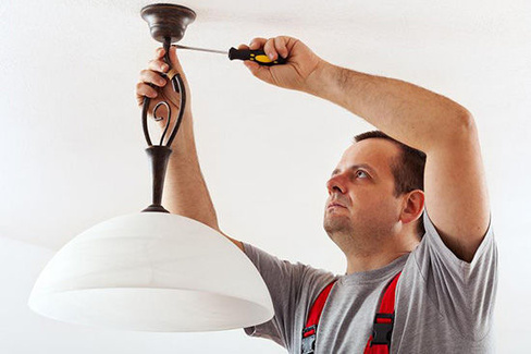 Фото: как повесить и подключить люстру к потолку без крюка?