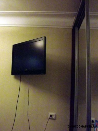 На какую высоту нужно вешать телевизор на стену