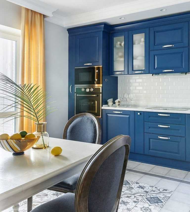 Синий цвет в интерьере: сочетание с другими цветами в гостиной комнате, дизайн в сине-желтых тонах
 - 37 фото