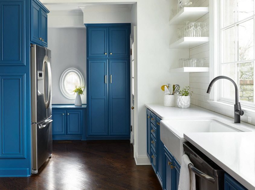 Синяя кухня в интерьере, сочетание цветов: белый, серый и пр., фото дизайна