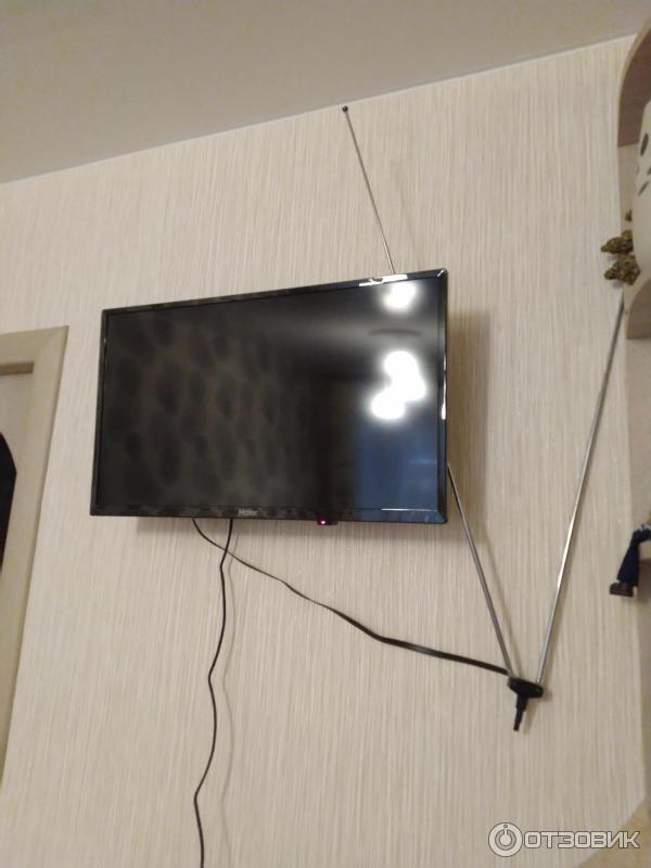 На какой высоте вешать телевизор на стену: гостиная, спальня, кухня