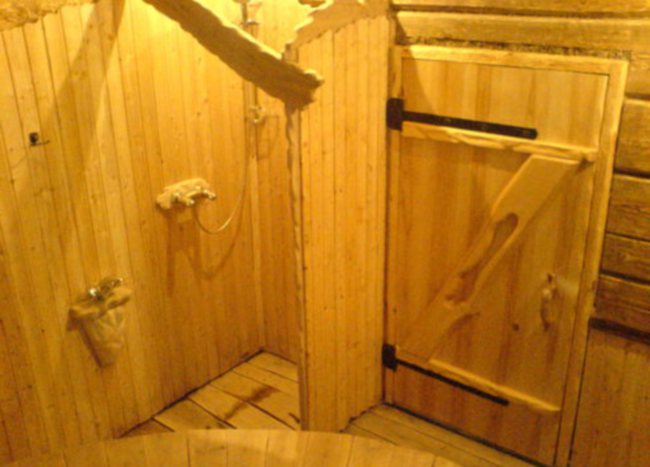 Деревянные двери для бани: входные и в парилку, моечную, комнату отдыха; изготовление двери в баню, как выпрямить и как не допустить коробления