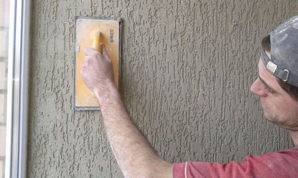 Штукатурка стен гипсовой штукатуркой своими руками: пошаговая инструкция с фото и видео.