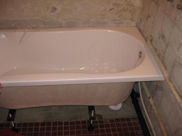 Установка акриловой ванны своими руками — 3 простых способа