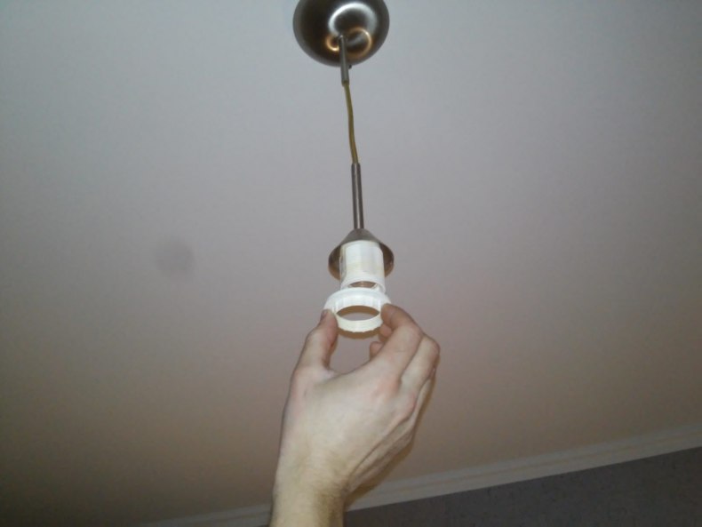 Как правильно повесить люстру на натяжной потолок?
